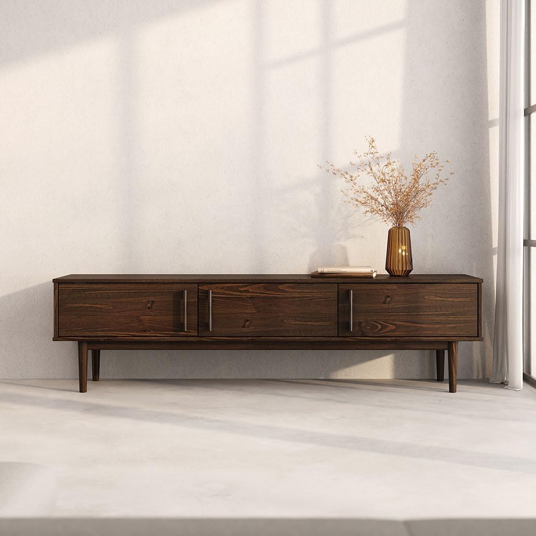 IDIMEX Lowboard TECCA 180 cm, TV Schrank mit 3 Türen aus Massivholz, niedriges Sideboard mit Stauraum, Nussbaum Finish, Mid Century Wohnzimmermöbel